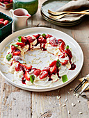 Pavlova-Kranz mit Erdbeeren