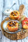Gefüllte Äpfel mit Lebkuchen, Honig und kandierten Orangenschalen