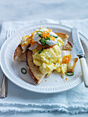 Bagel with scrambled eggs, smoked cod and trout eggs