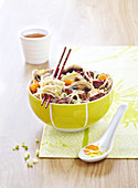 Suppe mit chinesischen Nudeln, Rindfleisch, Pilzen und Karotten
