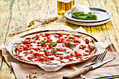 Tomatenpizza mit Mozzarella