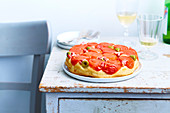 Tomatenpizza mit Oliven gestürzt als Tarte Tatin