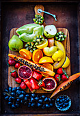 Verschiedene Früchte in Regenbogenfarben