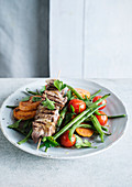 Beef skewers with sweet potatoes, green beans and tomatoes