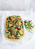 Spinach quiche with dried tomatoes and peppers