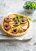 Quiche with figs and goats cheese