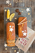 Gingerbread with icing sugar star decoration