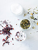 Badesalz mit getrockneten Blüten