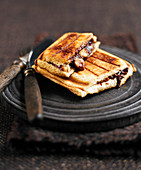Croque Chocolat: Überbackenes Sandwich mit Schokoladenfüllung