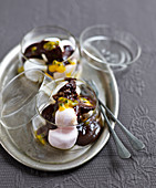Marshmallow-Dessert mit Schokoladen- und Maracujasauce