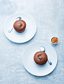 Schokoladen-Muffins auf Tellern