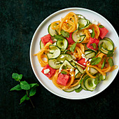 Salat mit Karottenspaghetti, Zucchinistreifen, Feta und Wassermelone