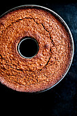 Schokoladenkuchen zubereiten: Fertig gebackenen Schokoladenkuchen in der Backform abkühlen lassen