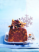 Weihnachtlicher Baumstammkuchen mit Schokolade und Lebkuchen