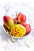 Frische Mangos weihnachtlich dekoriert