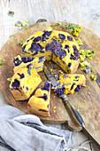 Pikanter Kuchen mit violettem Blumenkohl und Kurkuma
