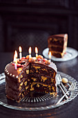 Dreischichtiger Schokoladen-Marmorkuchen dekoriert mit Geburtstagskerzen