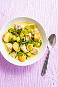 Schnelle Currysuppe mit Fisch, Kartoffeln und Gemüse