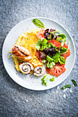 Saltimbocca auf Polenta dazu Salat mit Ochsenherztomaten