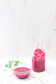 Rote-Bete-Gazpacho in Glasflasche und Schälchen