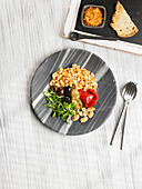 Bohnensalat mit weißen Bohnen, Oliven, Paprika, Feldsalat und Mandeln