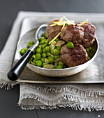 Großmutters Fleischbällchen mit Erbsen