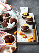 Schokoladenmuffins dekoriert mit Kumquats