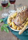 Square dressed with lamb with baked potatoes, spices and thyme