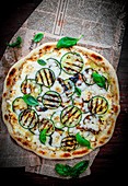 Pizza mit gegrillten Zucchini und Basilikum