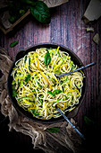 Pan-fried spaghettoni with courgettes