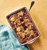 Banana crumble with oat flakes, chocolate and nuts