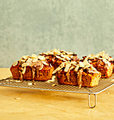 Kleine Süßkartoffel-Kastenkuchen mit Mandelblättchen