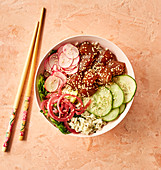 Poke Bowl mit mariniertem Thunfisch, braunem Reis und Gemüse (Asien)