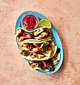 Seebrassen-Tacos mit Avocado,  Gurken mit roten Zwiebeln