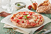 Tomatenpizza mit Mozzarella und Basilikum