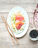 Lachs-Thunfisch-Sashimi auf Reissalat