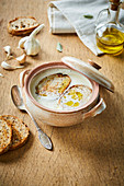 Knoblauchsuppe mit Brot und Olivenöl