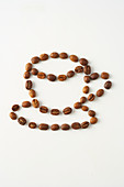 Motiv einer Kaffeetasse aus Kaffeebohnen gelegt