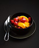Obstsalat mit Pfirsichen und Erdbeeren