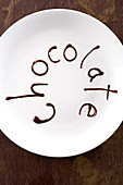 Das Wort 'Chocolate' aus geschmolzener Schokolade geschrieben