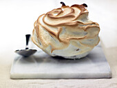Meringue polonaise - polnisches Baiserdessert mit Sahne-Frucht-Füllung