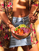 Balinesischer Reissalat mit Garnelen, Zwiebeln und Limette