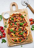 Vegetarische Pizza mit Tomaten, Oliven und Basilikum