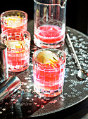Pinkfarbener Weihnachtscocktail mit Limettensorbet