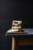 Burger-Sandwich auf rustikalem Tisch