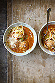 Suppe mit Fleischbällchen und Spaghetti