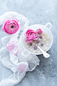 Tapiokakugeln in Mandelmilch dekoriert mit rosa Blüten