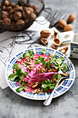 Ringelbeete-Salat mit Feldsalat und Walnüssen