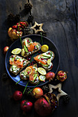 Weihnachtliche Buchweizenwaffeln mit Räucherlachs, Frischkäse und Avocado