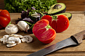 Zutaten für gemischten Salat auf Holzbrett
